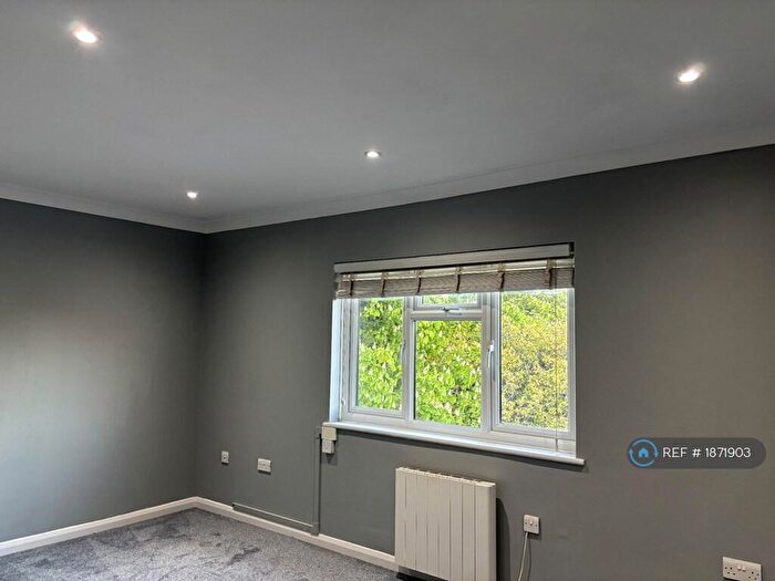 1 Bedroom Flat To Rent In Hollin Court, Crawley, RH10