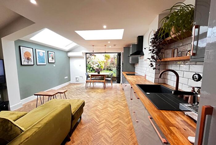 2 Bedroom Flat For Sale In Queens Road, Walthamstow, E17