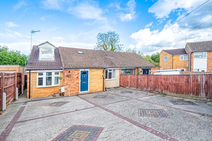 3 Bedroom Chalet For Sale In Fallowfields, Bicester, OX26