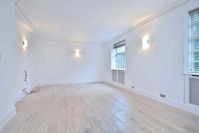 3 Bedroom Flat For Sale In Frognal Lane, London, NW3