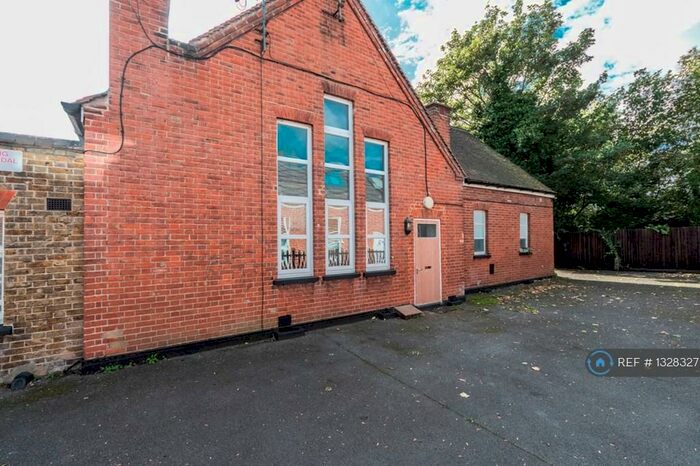 2 Bedroom Flat To Rent In Uplands Close, London, SE18