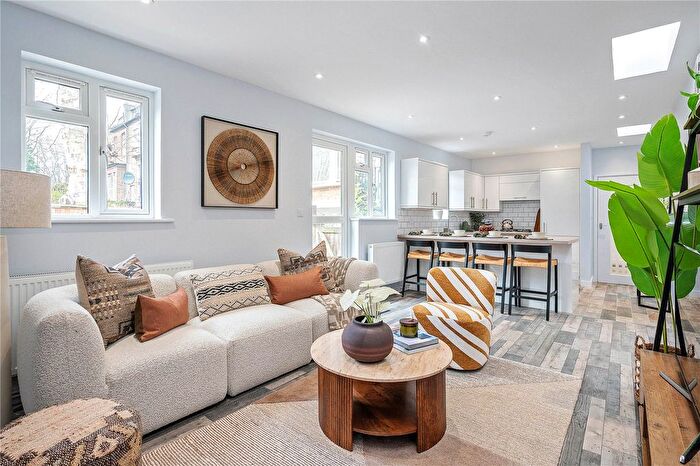 1 Bedroom Mews For Sale In Kenninghall Road, London, E5