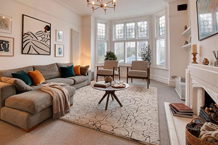 6 Bedroom Semi-Detached House For Sale In Woodland Avenue, Leicester, LE2