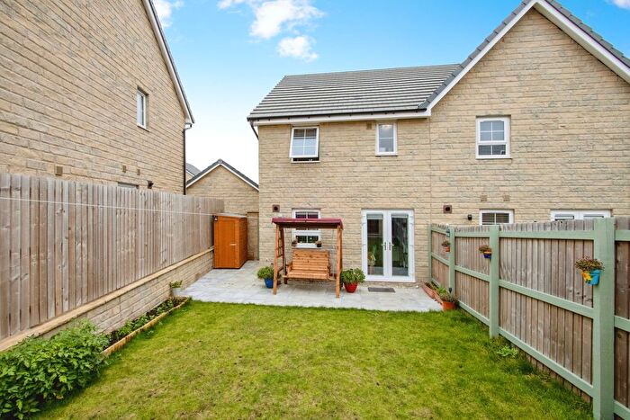 3 Bedroom Semi Detached House For Sale In Reservoir View, Wakefield, West Yorkshire, WF3