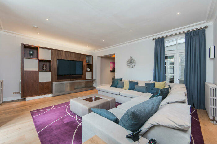2 Bedroom Flat To Rent In Redcliffe Square, Chelsea, SW10