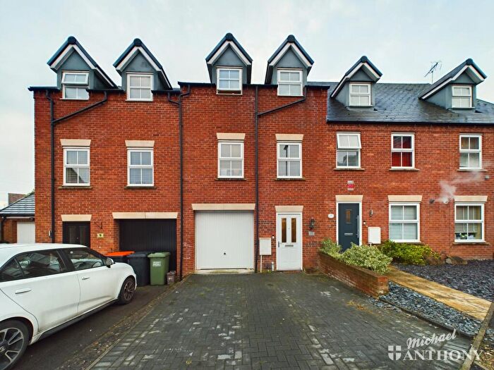 4 Bedroom Town House For Sale In Heron Road, Leighton Buzzard, Bedfordshire, LU7