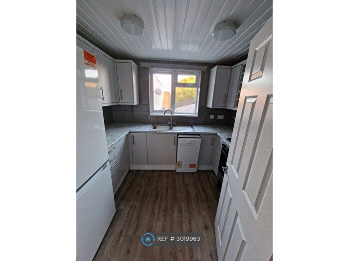 2 Bedroom Flat To Rent In Rushey Green, London, SE6