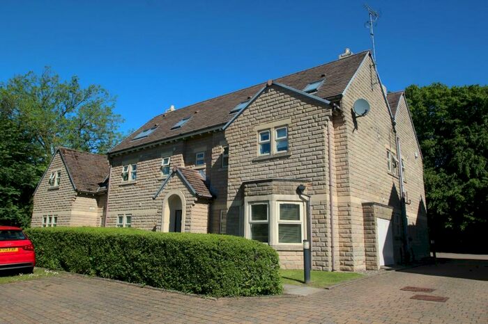 2 Bedroom Flat To Rent In Dunstarn Court, Leeds, West Yorkshire, Uk, LS16