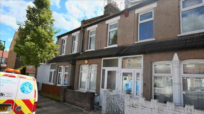 2 Bedroom House To Rent In North Avenue, London, N18