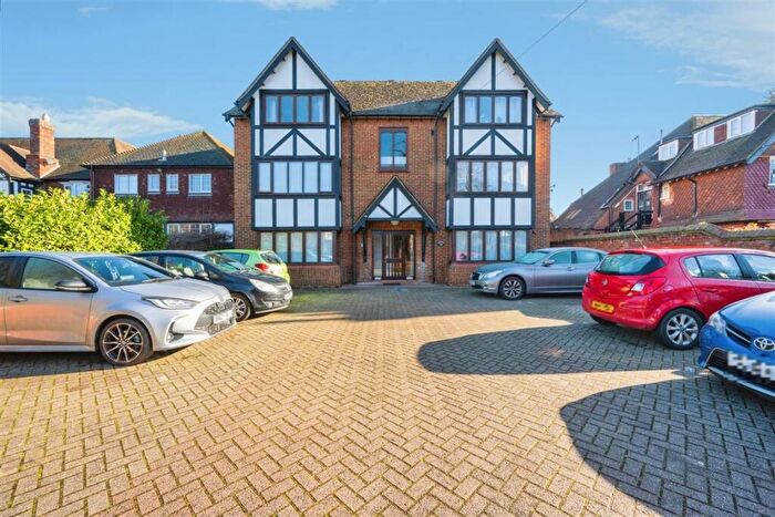 2 Bedroom Apartment For Sale In Shakespeare Road, Bedford, MK40
