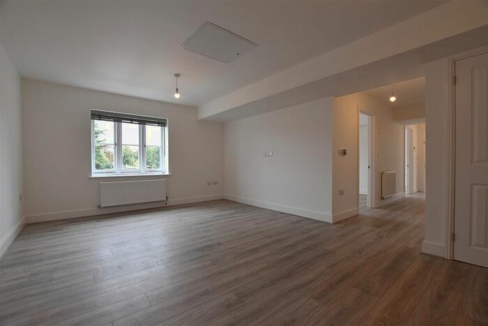 2 Bedroom Flat To Rent In Sangers Mews, Horley Row, Horley, RH6