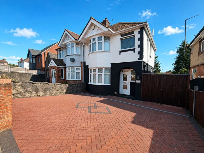 3 Bedroom Semi Detached House For Sale In Somerset Avenue, Luton, Bedfordshire, LU2