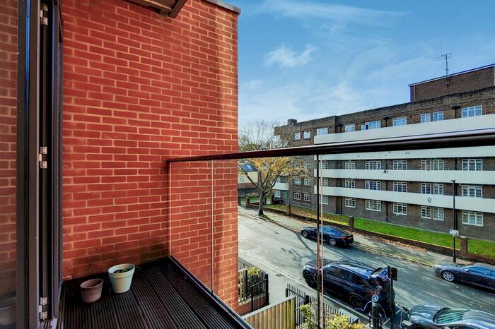 2 Bedroom Flat For Sale In Macaulay Road, London, SW4