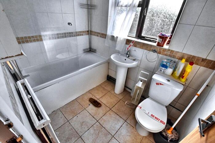 3 Bedroom Terraced House For Sale In Countess Road, Northampton, NN5