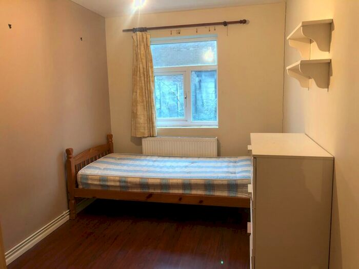 Flat To Rent In All Bills (Excluding Council Tax) Single Occupancy Studio Flat In, E15