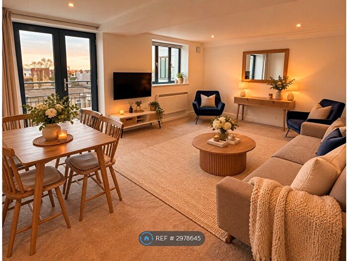 2 Bedroom Flat To Rent In Queens Quay, Torquay, TQ1