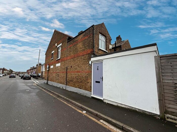 2 Bedroom House To Rent In Duke Street, Hoddesdon, EN11