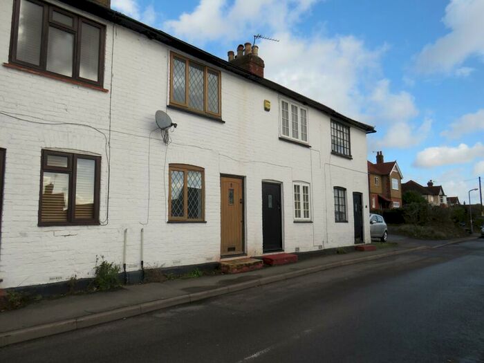 2 Bedroom House To Rent In Lincoln Hatch Lane, Burnham, Slough, SL1