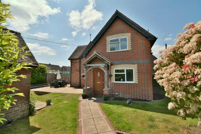 3 Bedroom Semi-Detached House For Sale In Ilsley Road, Compton, Newbury, RG20