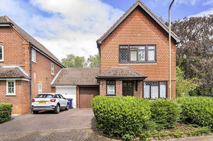 3 Bedroom Detached House For Sale In Osborne Close, Cockfosters, EN4
