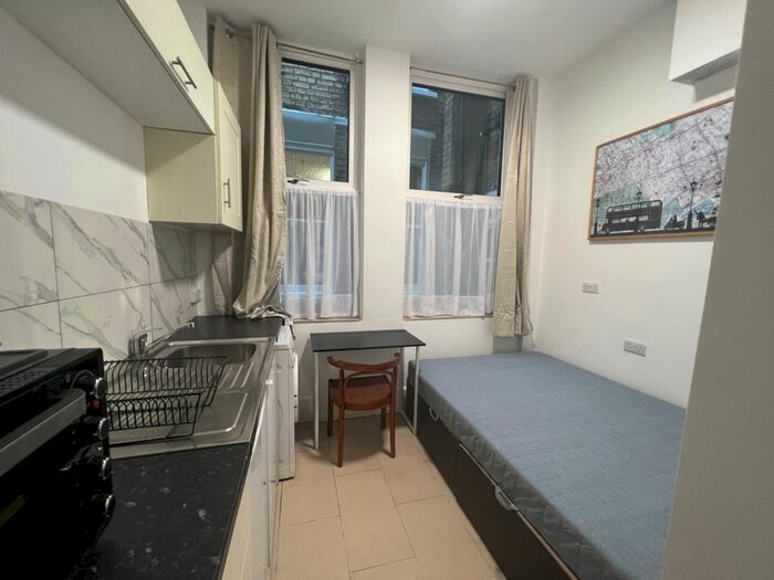 Studio To Rent In Broomfield Avenue, Palmers Green / London, N13