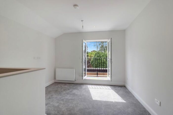 1 Bedroom Flat For Sale In Chertsey Road, Windlesham, GU20