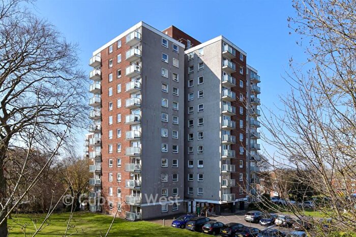 2 Bedroom Flat For Sale In Basinghall Gardens, Sutton, Surrey, SM2