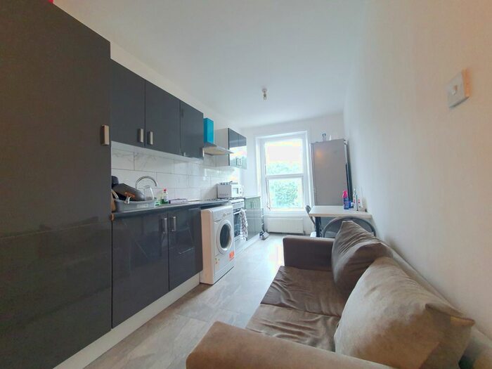 2 Bedroom Flat To Rent In Mile End Road, Stepney Green, London, E1