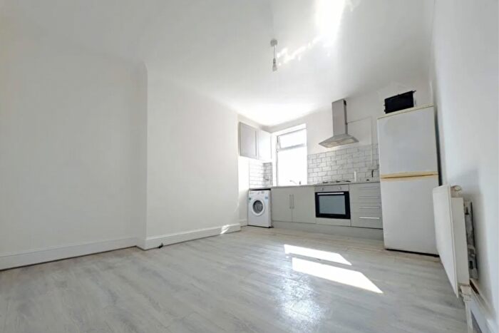 3 Bedroom Flat To Rent In High Road Leyton, E10