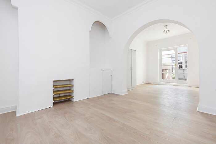 3 Bedroom Maisonette To Rent In Medcalf Road, Enfield, EN3