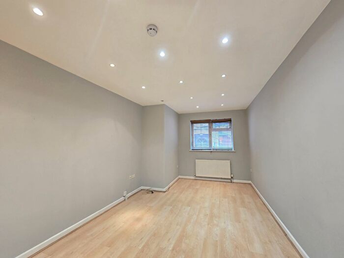Studio To Rent In Finchley Road, London, NW11