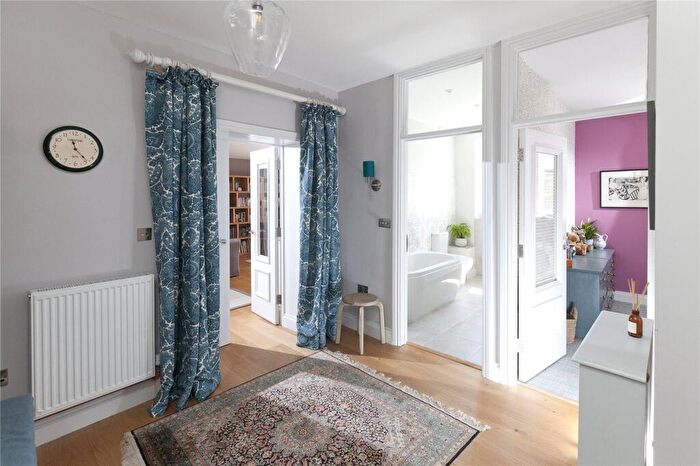 2 Bedroom Maisonette For Sale In Lyons Walk, Shaftesbury, Dorset, SP7