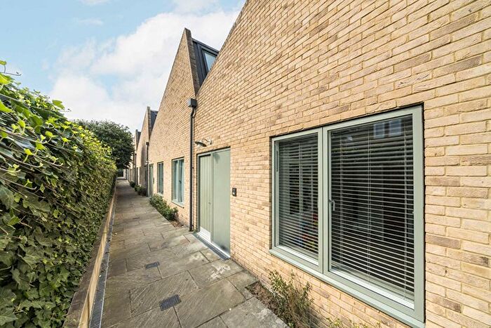 2 Bedroom Flat For Sale In Longmans Mews, West Wimbledon, SW20