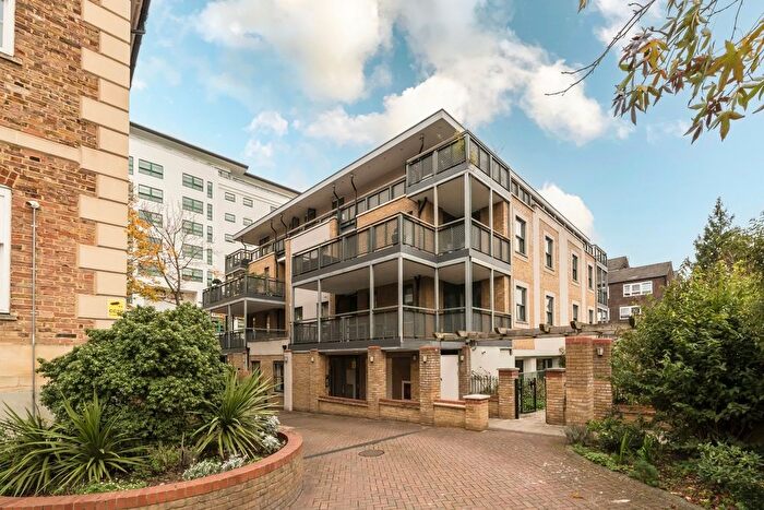 2 Bedroom Flat To Rent In Albany Court, Spring Grove, London, W4