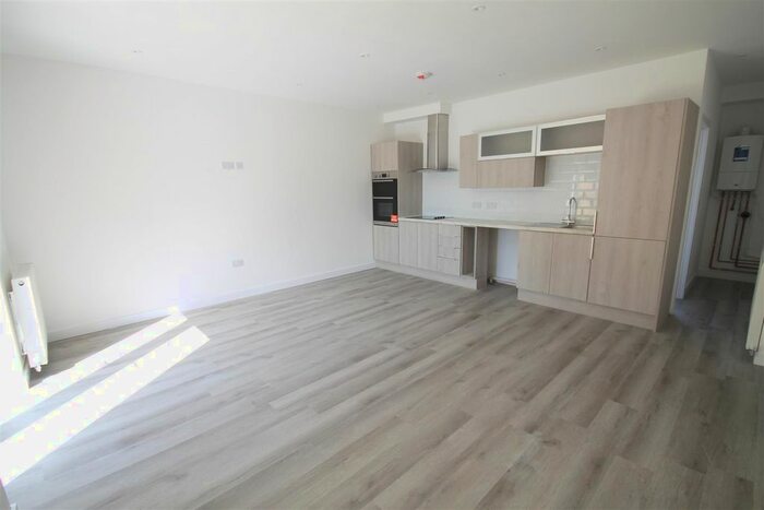 2 Bedroom Flat To Rent In Kingsway Avenue, Kingswood, Bristol, BS15