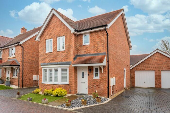 3 Bedroom Detached House For Sale In Charman Gardens, Ifield, RH11