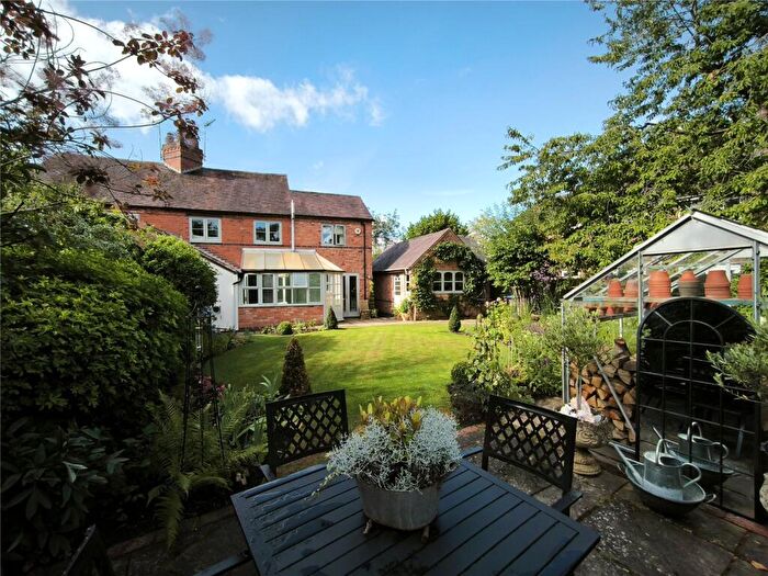 3 Bedroom Semi-Detached House For Sale In School Lane, Warwick, Warwickshire, CV35