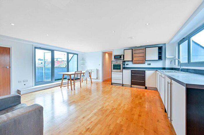 2 Bedroom Flat To Rent In Walnut Tree Close, Guildford, GU1