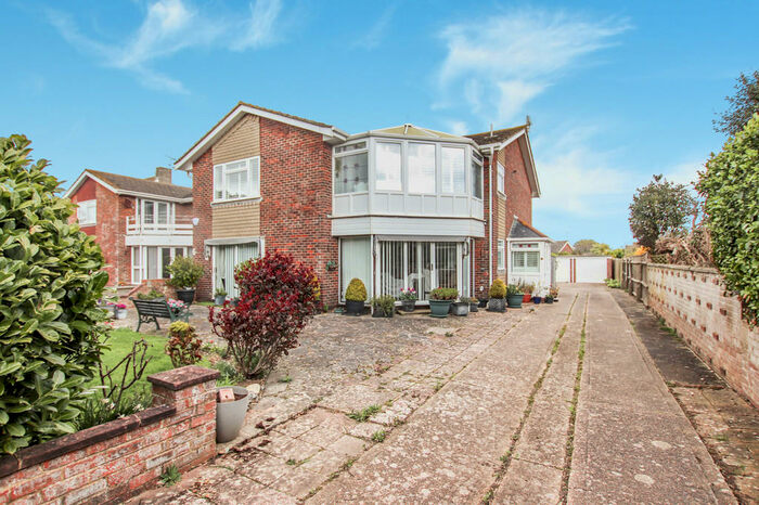 3 Bedroom Flat To Rent In Sea Lane, Goring-by-sea, BN12