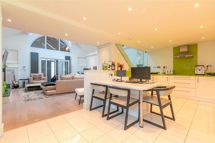 2 Bedroom Detached House To Rent In Wycombe End, Beaconsfield, Buckinghamshire, HP9