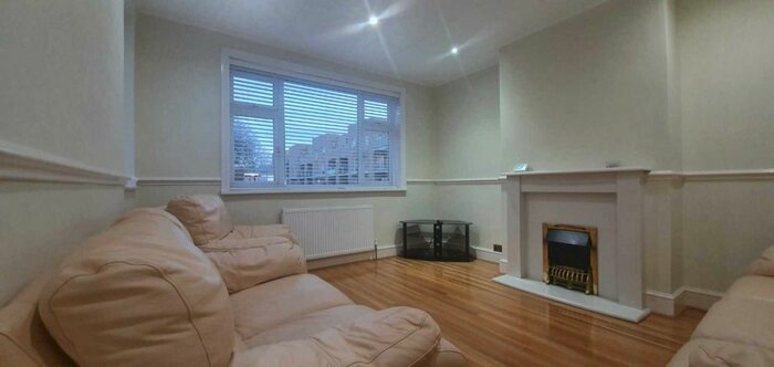 4 Bedroom Semi-Detached Bungalow To Rent In Fernside Avenue, Feltham, TW13