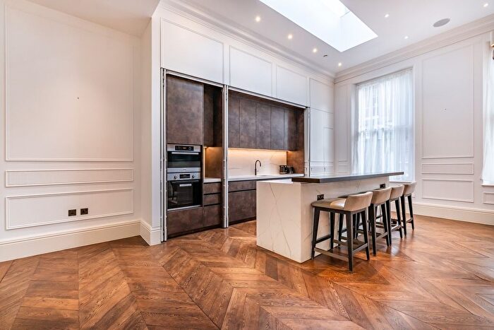 3 Bedroom Flat To Rent In Vicarage Gate, London, W8