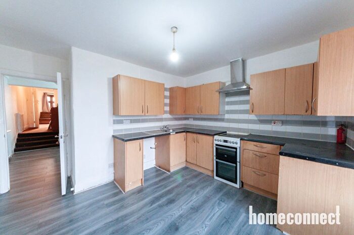 3 Bedroom Flat To Rent In Fencepiece Road, Ilford, IG6