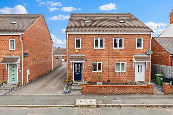 3 Bedroom Town House For Sale In Allen Road, Finedon, Northamptonshire, NN9