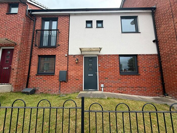 3 Bedroom Town House For Sale In Shillingford Road, Chadderton, Oldham, OL9