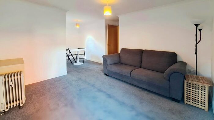 2 Bedroom Flat To Rent In Orchard Place, Southampton, SO14