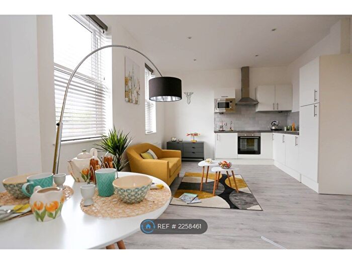 1 Bedroom Flat To Rent In Bramhall Lane, Stockport, SK2