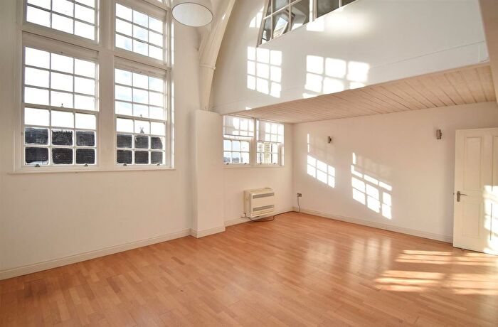 2 Bedroom Flat For Sale In Croft Road, Hastings, TN34