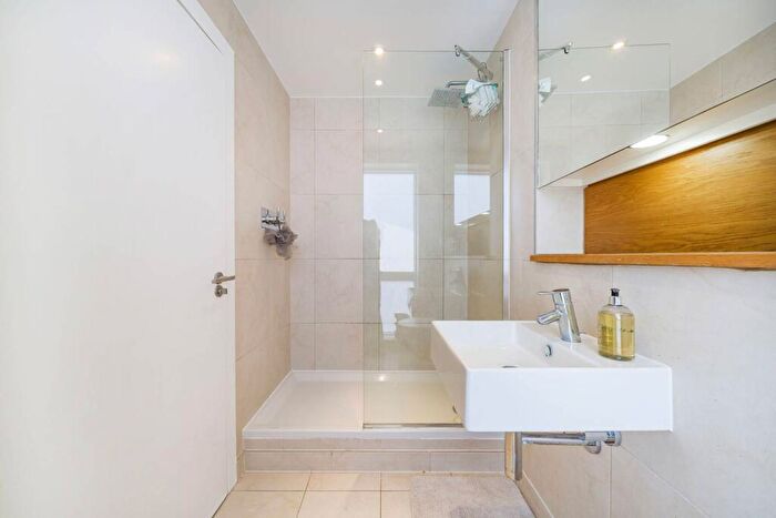 2 Bedroom Flat To Rent In Caspian Wharf, Bow, London, E3