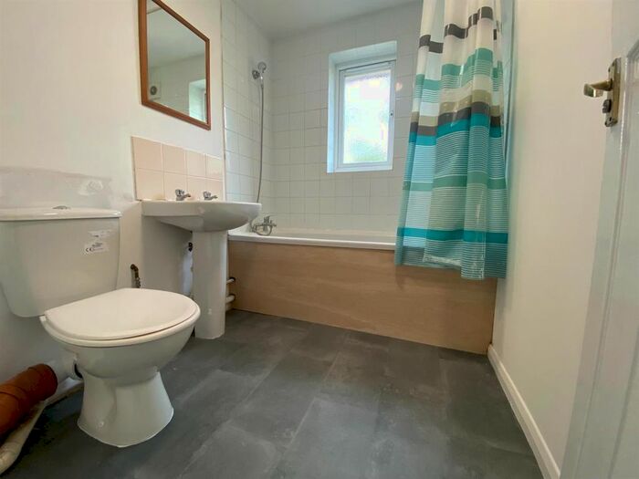 1 Bedroom Flat To Rent In Express Drive, Goodmayes, Ilford, IG3